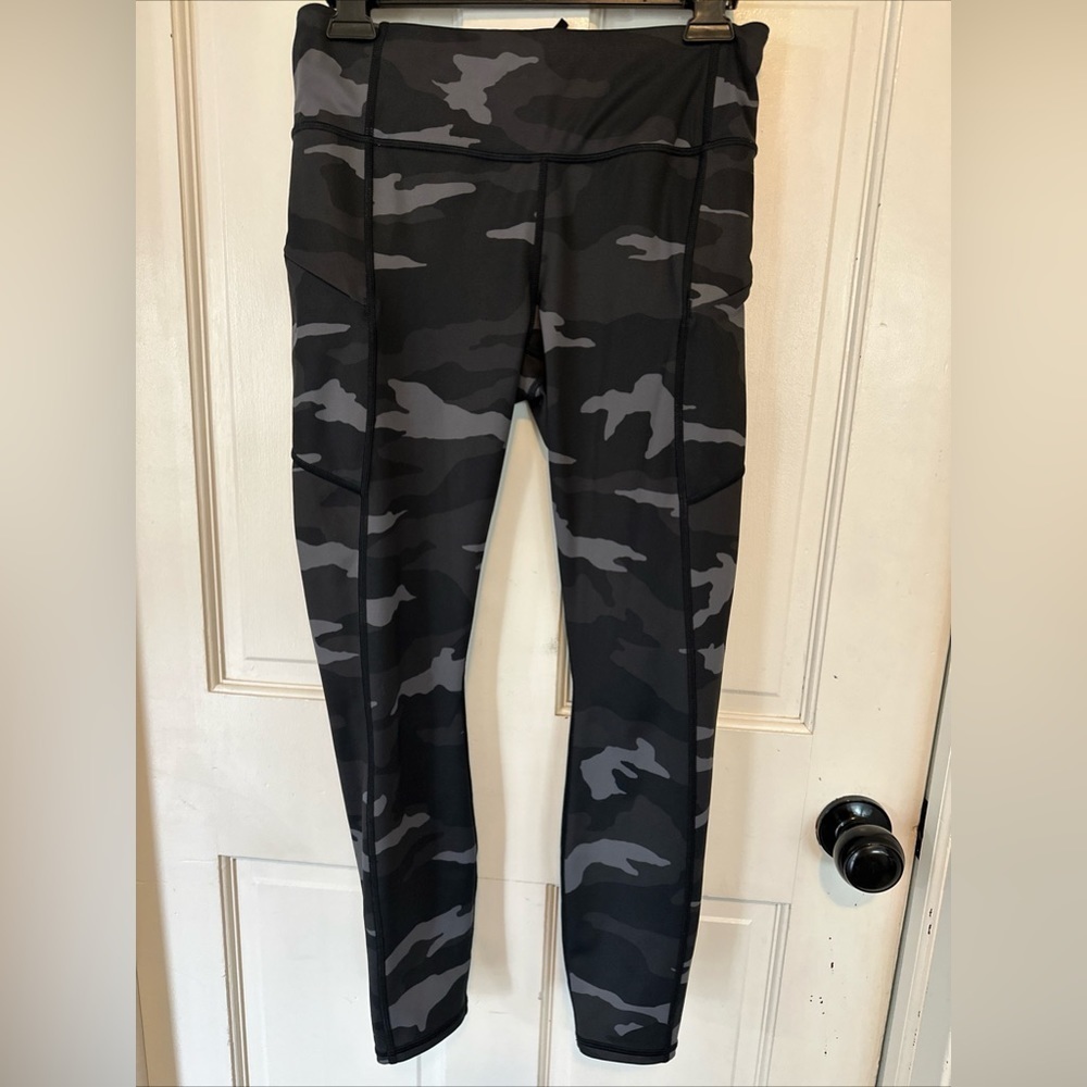 Athleta 54023 Camo black and gray Leggings‎ women’s Size Small